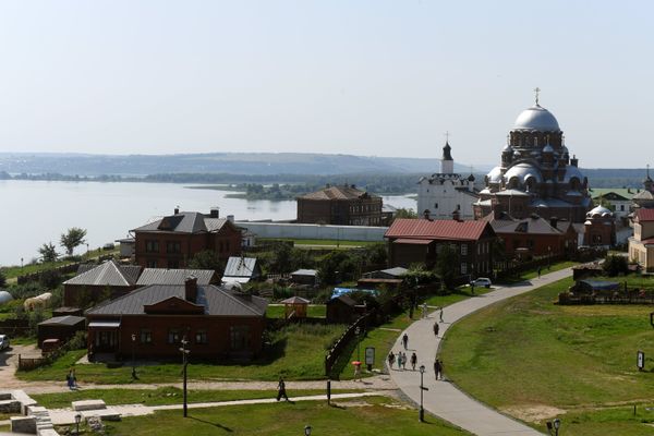 The Cathedral of the Joy of All Who Sorrow, on the right in the background, in the island town of Sviyazhsk - Sputnik International