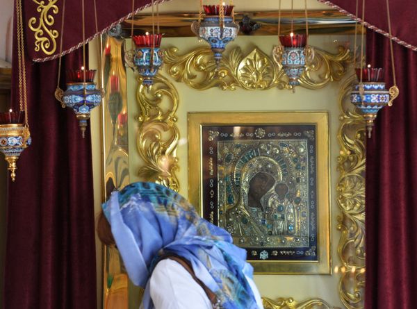 Believers by the Icon of Our Lady of Kazan in the Church of the Exaltation of the Holy Cross at the Kazan Monastery of Our Lady - Sputnik International