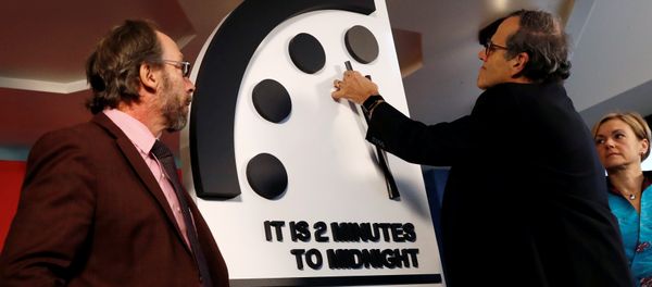 Members of the Bulletin of the Atomic Scientists, (L-R), Lawrence Krauss, Robert Rosner and Sharon Squassoni move the 'Doomsday Clock' hands to two minutes until midnight at a news conference in Washington, U.S. January 25, 2018 - Sputnik International