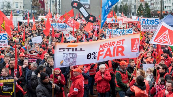 German metalworkers hold banners and flags during a demonstration for higher pay on January 24, 2018 in Hamburg, northern Germany - Sputnik International