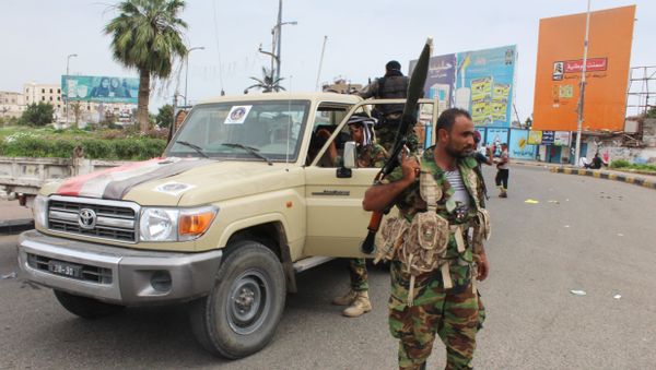 Fighters from Yemen's southern movement gather in a street of the country's second city of Aden on January 28, 2018, during clashes with forces loyal to the Saudi-backed president - Sputnik International