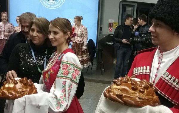 The arriving guests at Syrian National Dialogue Congress received Russia's traditional greeting. The arriving guests at Syrian National Dialogue Congress received Russia's traditional greeting. - Sputnik International