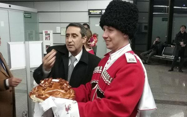 The arriving guests at Syrian National Dialogue Congress received Russia's traditional greeting. The arriving guests at Syrian National Dialogue Congress received Russia's traditional greeting. - Sputnik International