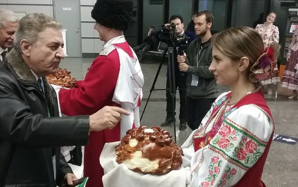 The arriving guests at Syrian National Dialogue Congress received Russia's traditional greeting. The arriving guests at Syrian National Dialogue Congress received Russia's traditional greeting. - Sputnik International