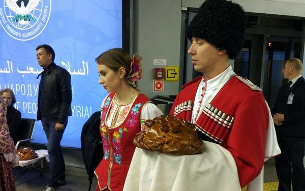 The arriving guests at Syrian National Dialogue Congress received Russia's traditional greeting. The arriving guests at Syrian National Dialogue Congress received Russia's traditional greeting. - Sputnik International