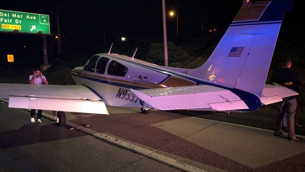 Small aircraft landed on the 55 Freeway Small aircraft landed on the 55 Freeway - Sputnik International