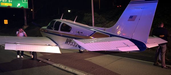 Small aircraft landed on the 55 Freeway - Sputnik International