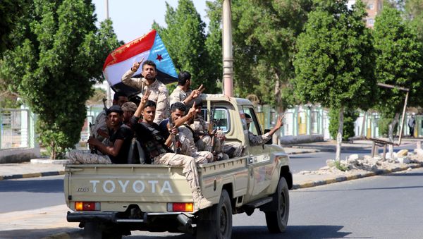 Southern Yemeni militants flash the V sign as they ride on the back of a truck in Aden, Yemen, January 29, 2018 - Sputnik International