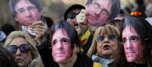 Pro-independence demonstrators wear and hold up masks depicting former regional president Carles Puigdemont during a protest outside the regional parliament in Barcelona, Spain, January 30, 2018 - Sputnik International
