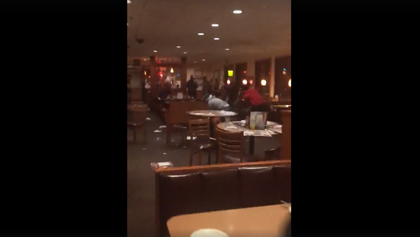 Fight breaks out at a Denny's establishment in Vineland, New Jersey - Sputnik International