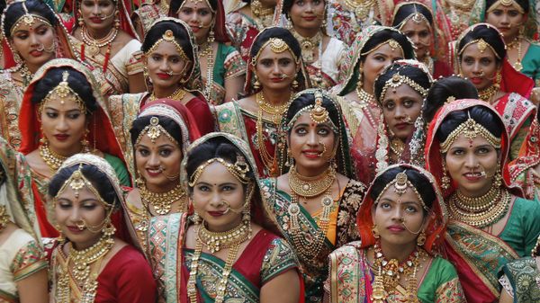 Indian brides pose for photograph before a mass wedding in Surat, India, Sunday, Dec. 24, 2017 Indian brides pose for photograph before a mass wedding in Surat, India, Sunday, Dec. 24, 2017 - Sputnik International