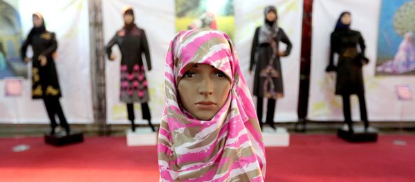 A headscarf is displayed on a mannequin at the Islamic fashion exhibit in central Tehran on December 18, 2014 - Sputnik International