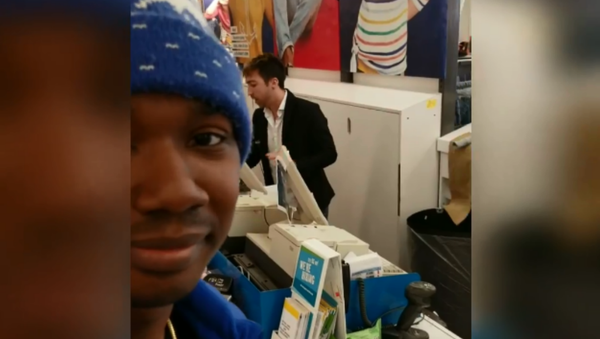 James Conley III says he was racially profiled at a West Des Moines Old Navy store after employees claimed he stole a jacket he wore into the store - Sputnik International
