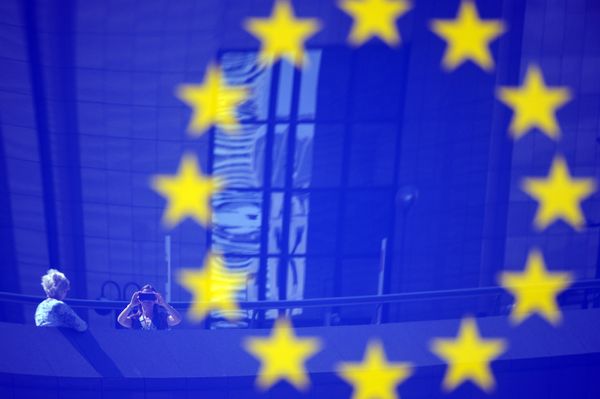 Tourists reflected in a EU logo Tourists reflected in a EU logo - Sputnik International