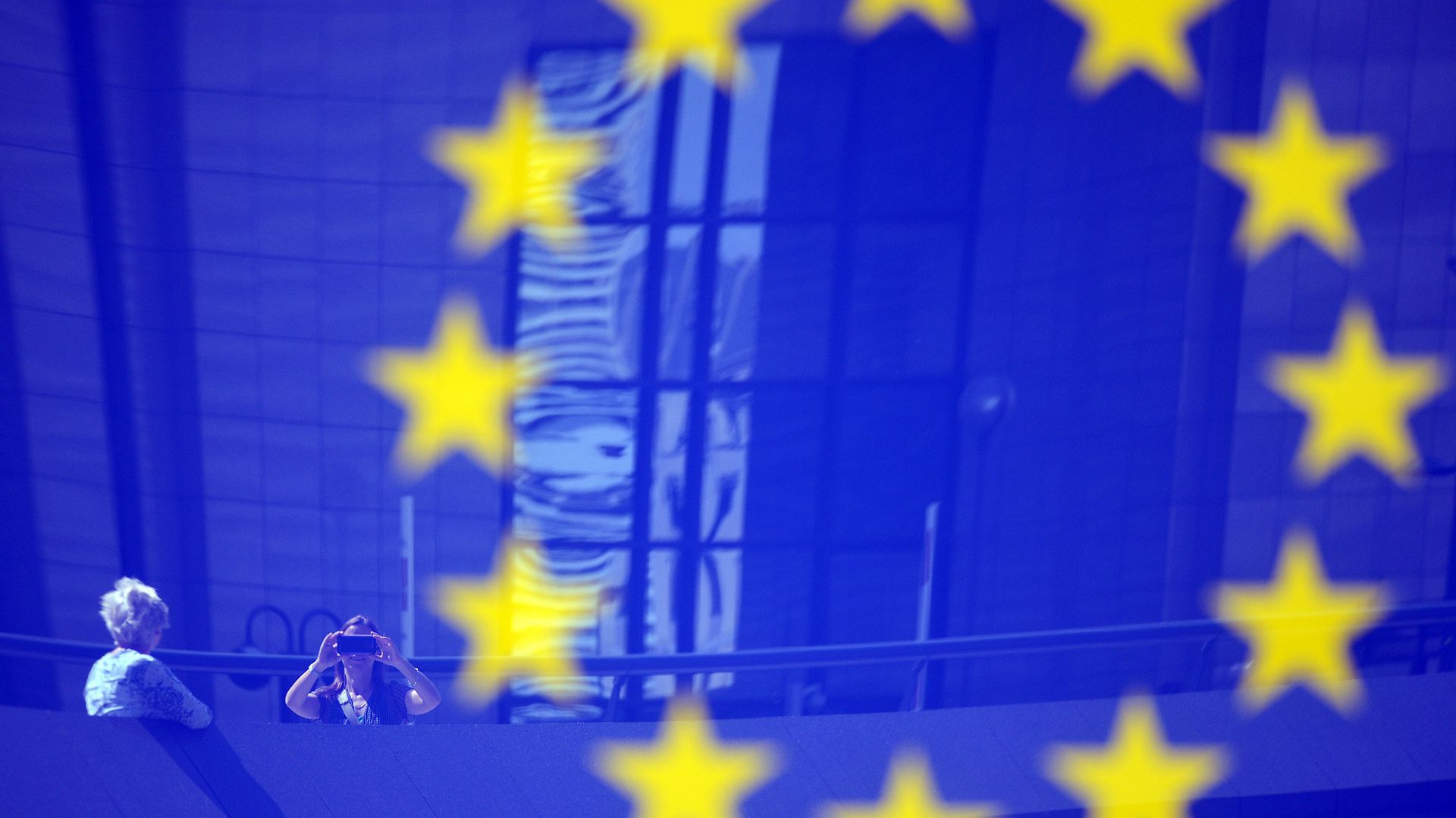 Tourists reflected in a EU logo Tourists reflected in a EU logo - Sputnik International, 1920, 27.09.2025