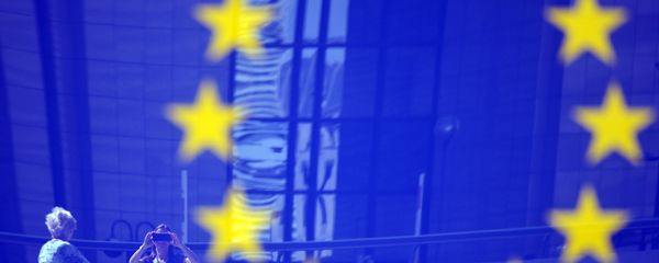 Tourists reflected in a EU logo Tourists reflected in a EU logo - Sputnik International