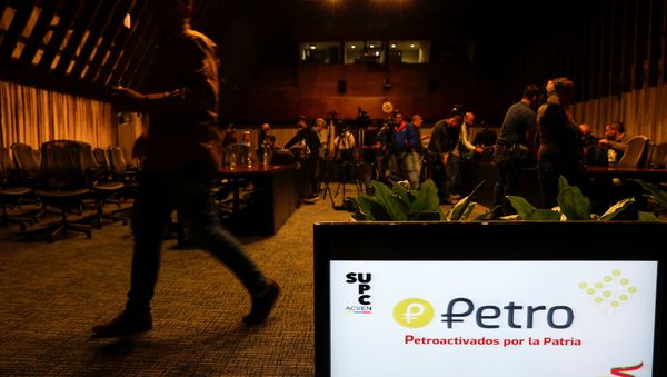 The new Venezuelan cryptocurrency the Petro logo is seen on a monitor during a news conference in Caracas, Venezuela, January 31, 2018 - Sputnik International