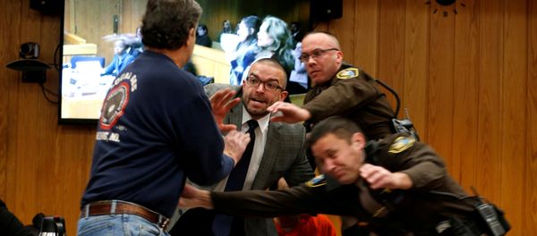 Randall Margraves (L) lunges at Larry Nassar (wearing orange) a former team USA Gymnastics doctor who pleaded guilty in November 2017 to sexual assault charges, during victim statements of his sentencing in the Eaton County Circuit Court in Charlotte, Michigan - Sputnik International