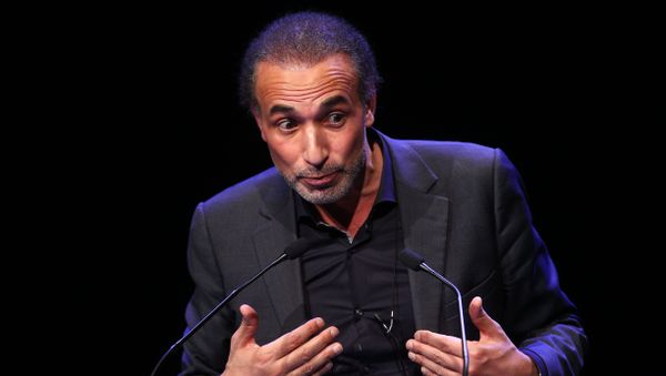 Muslim scholar Tariq Ramadan delivers a speech during a French Muslim organizations meeting in Lille, northern France, Sunday Feb.7, 2016 - Sputnik International