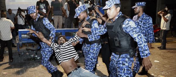 Maldivian police officers detain an opposition protestor demanding the release of political prisoners during a protest in Male, Maldives, Friday, Feb. 2, 2018 Maldivian police officers detain an opposition protestor demanding the release of political prisoners during a protest in Male, Maldives, Friday, Feb. 2, 2018 - Sputnik International