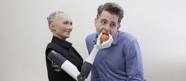 In this Sept. 28, 2017, photo, David Hanson, the founder of Hanson Robotics, poses with his company's flagship robot Sophia, a lifelike robot powered by artificial intelligence in Hong Kong - Sputnik International