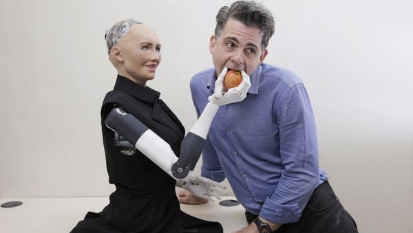 In this Sept. 28, 2017, photo, David Hanson, the founder of Hanson Robotics, poses with his company's flagship robot Sophia, a lifelike robot powered by artificial intelligence in Hong Kong In this Sept. 28, 2017, photo, David Hanson, the founder of Hanson Robotics, poses with his company's flagship robot Sophia, a lifelike robot powered by artificial intelligence in Hong Kong - Sputnik International