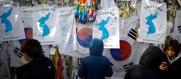 Unification flags hang on a military fence near the demilitarized zone (DMZ) separating the two Koreas in Paju, South Korea January 19, 2018 Unification flags hang on a military fence near the demilitarized zone (DMZ) separating the two Koreas in Paju, South Korea January 19, 2018 - Sputnik International