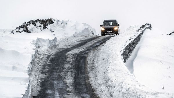 A vehicle drives in snowy conditions near Fleet Moss in the Yorkshire Dales National Park, north Engand, Sunday Jan. 21, 2018 - Sputnik International