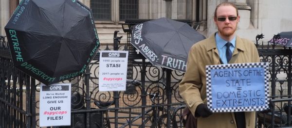 Victim of police spying waits outside Royal Court of Justice, London © Sputnik 2018 Victim of police spying waits outside Royal Court of Justice, London © Sputnik 2018 - Sputnik International