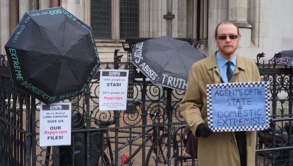 Victim of police spying waits outside Royal Court of Justice, London © Sputnik 2018 - Sputnik International