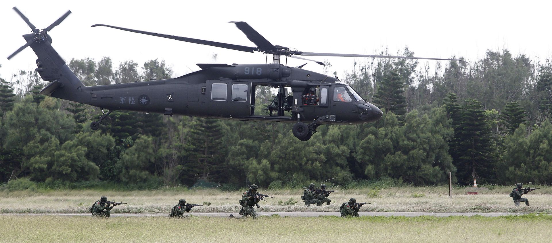 Soldiers from Taiwan's special forces exit from a UH-60 Black Hawk helicopter during the annual Han Kuang exercises on the outlying Penghu Island, Taiwan, Thursday, May 25, 2017 Soldiers from Taiwan's special forces exit from a UH-60 Black Hawk helicopter during the annual Han Kuang exercises on the outlying Penghu Island, Taiwan, Thursday, May 25, 2017 - Sputnik International, 1920, 17.08.2021