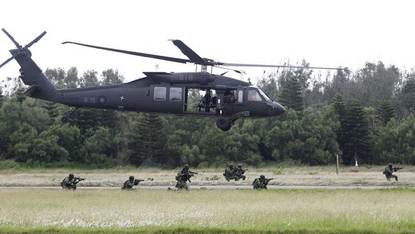 Soldiers from Taiwan's special forces exit from a UH-60 Black Hawk helicopter during the annual Han Kuang exercises on the outlying Penghu Island, Taiwan, Thursday, May 25, 2017 - Sputnik International