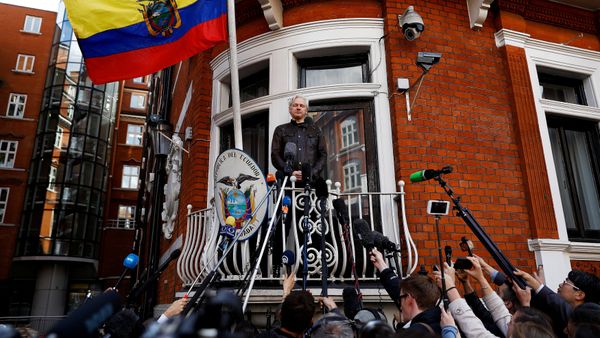 WikiLeaks founder Julian Assange is seen on the balcony of the Ecuadorian Embassy in London, Britain, May 19, 2017 - Sputnik International