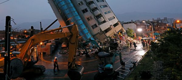 A damaged residential building is seen after an earthquake hit Hualien, Taiwan February 7, 2018 - Sputnik International