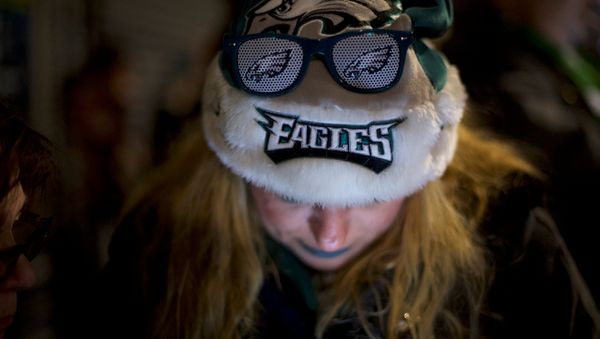 A smartphone illuminates a fan's face after the Philadelphia Eagles'  Super Bowl victory over the New England Patriots on February 4, 2018 - Sputnik International