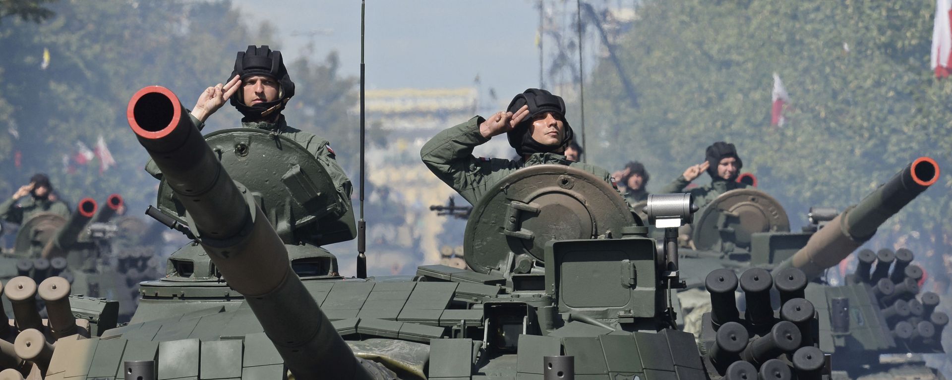 Polish Army soldiers salute as tanks roll on one of the city's main streets during a yearly military parade celebrating the Polish Army Day, in Warsaw, Poland. File photo. Polish Army soldiers salute as tanks roll on one of the city's main streets during a yearly military parade celebrating the Polish Army Day, in Warsaw, Poland. File photo. - Sputnik International, 1920, 11.08.2023