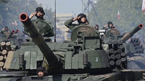 Polish Army soldiers salute as tanks roll on one of the city's main streets during a yearly military parade celebrating the Polish Army Day, in Warsaw, Poland. File photo. - Sputnik International