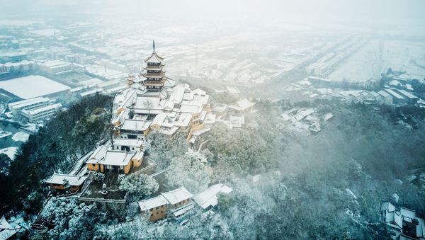 An aerial view of Langshan Mountain after snowfall in Nantong in China's eastern Jiangsu province on January 25, 2018 - Sputnik International