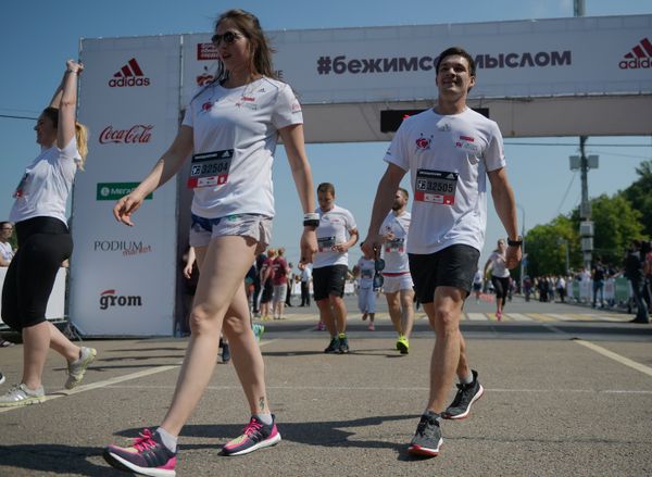 American-born Russian snowboarder, two-time Olympic champion of the year 2014 Vic Ivan Wild and Russian snowboarder, Olympic bronze medalist and World Cup stage medalist Alyona Zavarzina during the charity race Running Hearts. (File) - Sputnik International