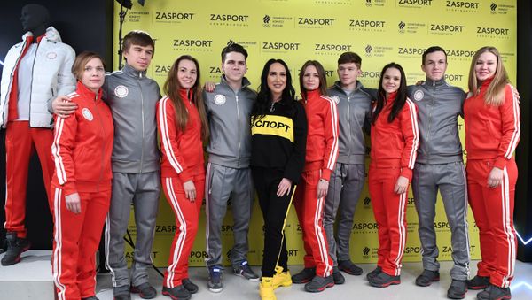 Athletes of the Russian short-track team and designer Anastasia Zadorina (center) at the presentation of outfits of the Russian team for the 2018 Winter Olympics in the Zasport signature store - Sputnik International