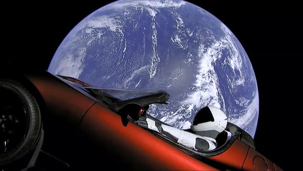 SpaceX запустила в космос ракету Falcon Heavy с кабриолетом Tesla - Sputnik International