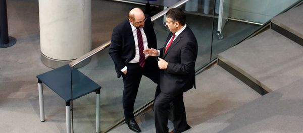 German Foreign Minister Sigmar Gabriel and Germany's Social Democratic Party SPD leader Martin Schulz talk during a session of the German lower house of Parliament, Bundestag, in Berlin, Germany, February 1, 2018 - Sputnik International