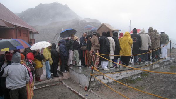 Indian tourists stand in queue in rain to visit the India-China border at Nathu-La, a 14,200 feet high pass, about 51 kilometers(38.69 miles) east of Gangtok, India, Thursday, June 5, 2008 - Sputnik International