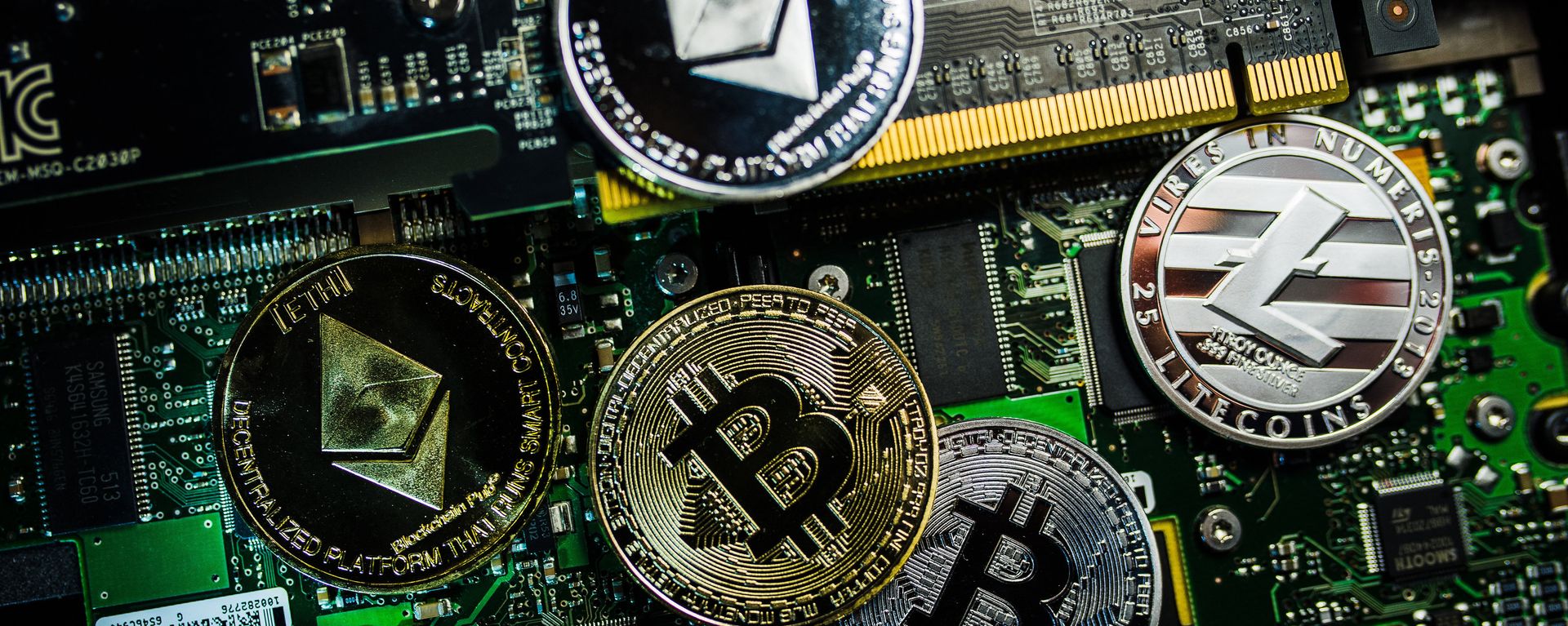 Souvenir coins with the cryptocurrency logos of Bitcoin, Litecoin and Ethereum Souvenir coins with the cryptocurrency logos of Bitcoin, Litecoin and Ethereum - Sputnik International, 1920, 30.01.2022