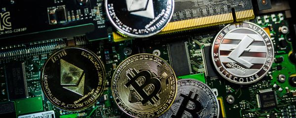 Souvenir coins with the cryptocurrency logos of Bitcoin, Litecoin and Ethereum - Sputnik International