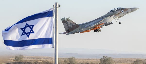 An Israeli Air Force F-15 Eagle fighter plane performs at an air show during the graduation of new cadet pilots at Hatzerim base in the Negev desert, near the southern Israeli city of Beer Sheva, on June 29, 2017 - Sputnik International