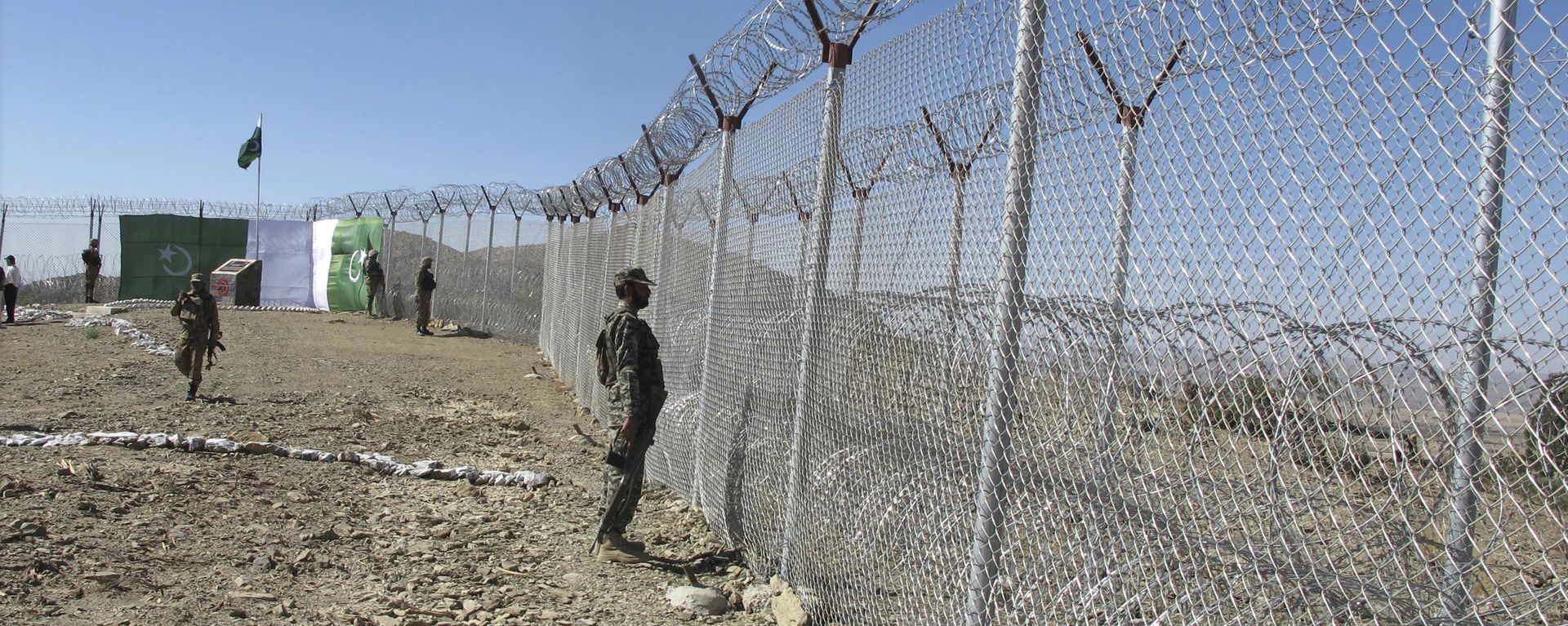 Pakistani soldiers stand guard at newly erected fence between Pakistan and Afghanistan at Angore Adda, Pakistan, Wednesday, Oct. 18, 2017 Pakistani soldiers stand guard at newly erected fence between Pakistan and Afghanistan at Angore Adda, Pakistan, Wednesday, Oct. 18, 2017 - Sputnik International, 1920, 21.10.2021
