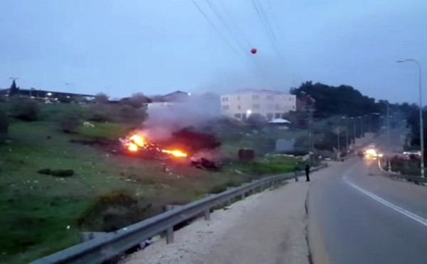 In this image made from video provided by Yehunda Pinto, the wreckage of a jet is seen on fire near Harduf, northern Israel, Saturday, Feb. 10, 2018 - Sputnik International