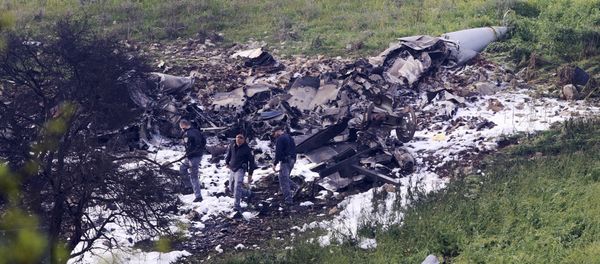 Israeli security stands around the wreckage of an F-16 that crashed in northern Israel, near kibbutz of Harduf, Saturday, Feb. 10, 2018. - Sputnik International
