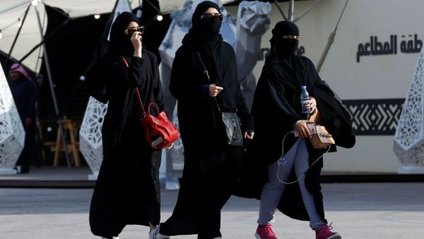 People walk during King Abdulaziz Camel Festival in Rimah Governorate, north-east of Riyadh, Saudi Arabia January 19, 2018. - Sputnik International